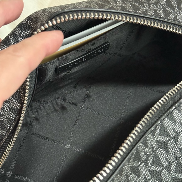 NWT Michael Kors Black and Silver Signature Travel Bag - Picture 2 of 3